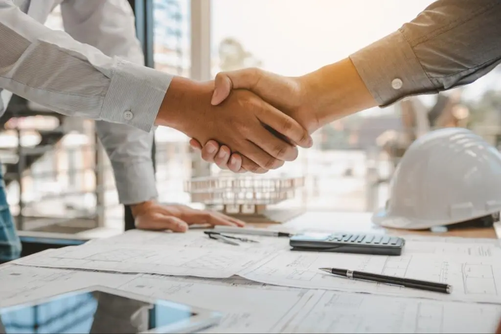 Businessmen shaking hands over ISPM 15 pallets agreement.