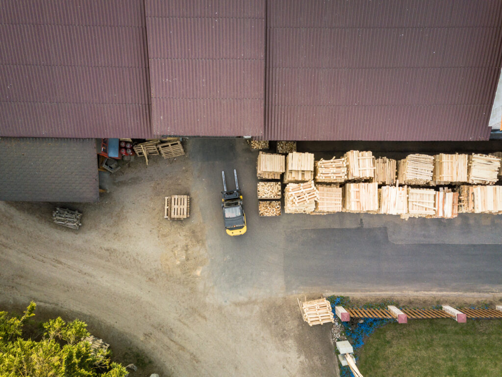 Circular supply chain system supporting sustainable pallet management and pallet recycling.
