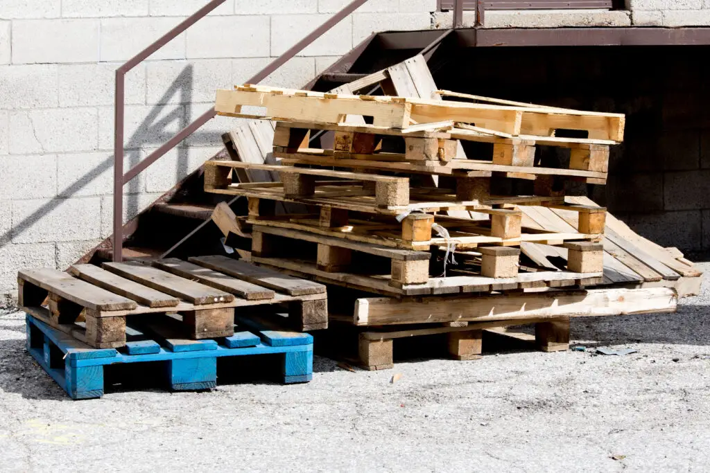 Comparison of two pallets with the same dimensions but different pallet configurations and performance characteristics.