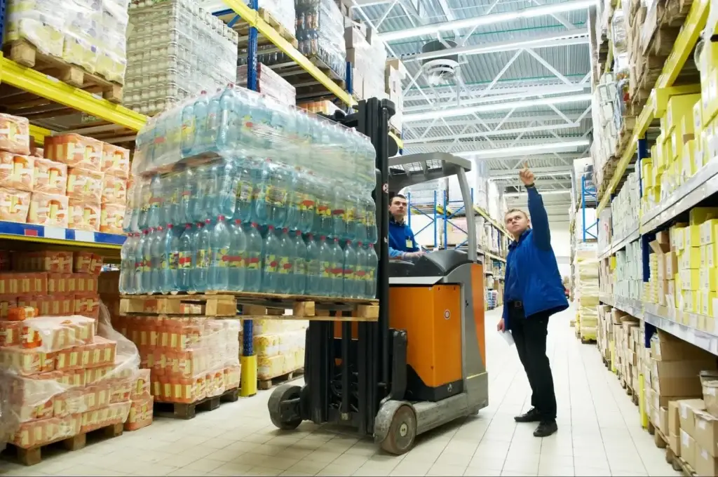 Pallet supporting product in a warehouse racking system demonstrating how racking load capacity differs from static and dynamic pallet load ratings
